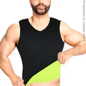 Hombre mostrando camiseta lisa de neopreno negro con panel verde lima, usada para sudoración y pérdida de grasa.