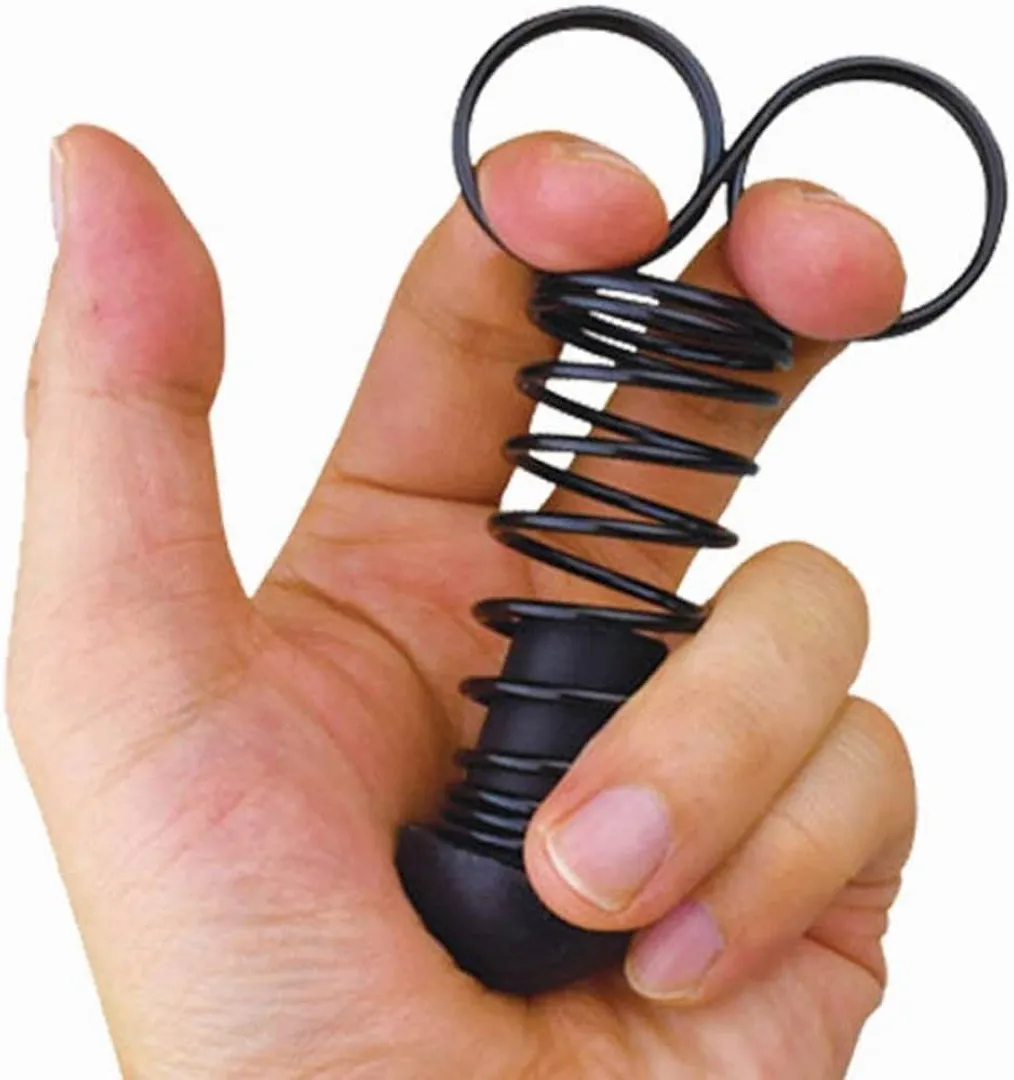 Resorte para dedos negro con dos anillos, mostrando variante de uso en mano derecha para entrenamiento de agarre.