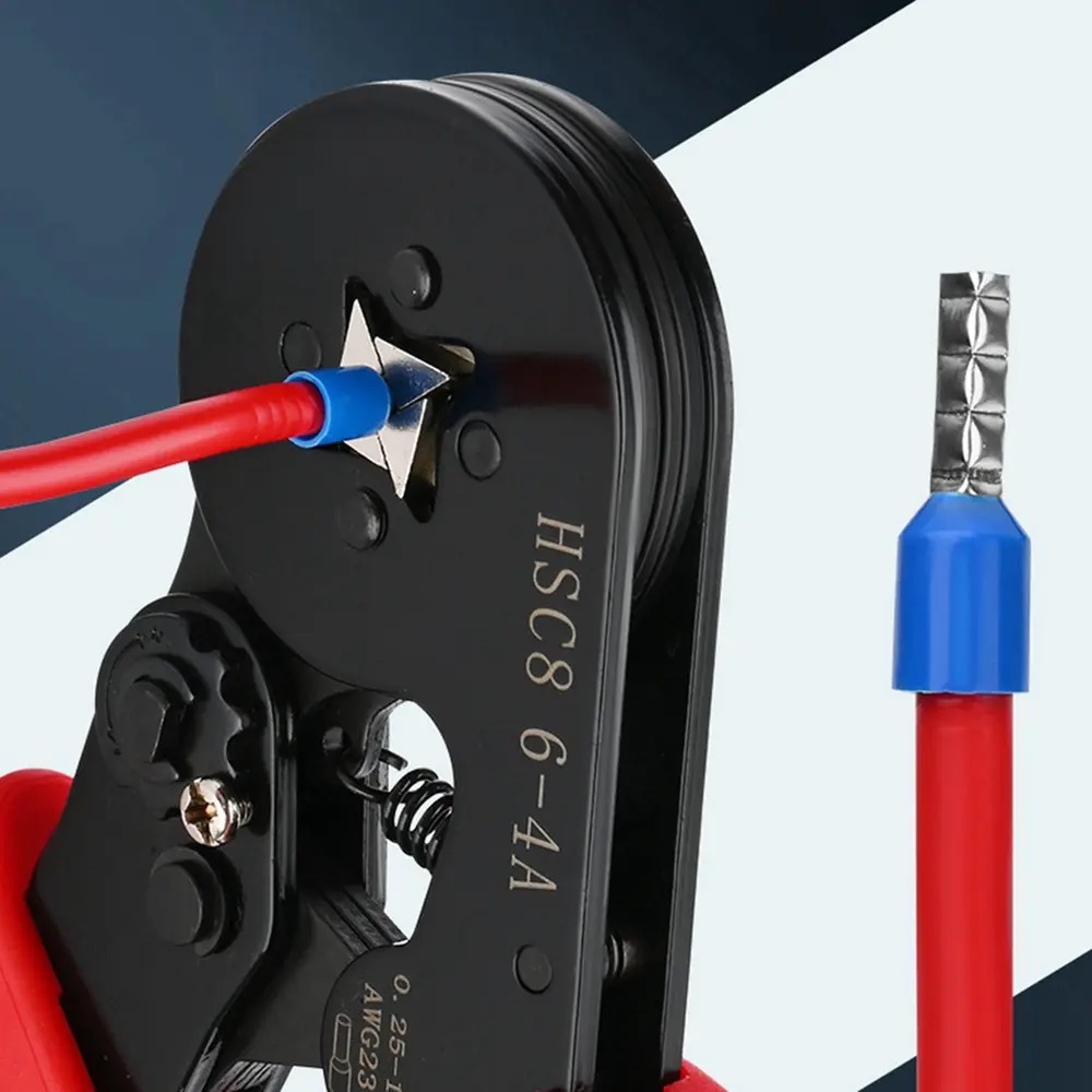 Pinza prensadora de terminales tubulares HSC8 6-4A en uso, con cable rojo y terminal azul insertado en la matriz de corte.