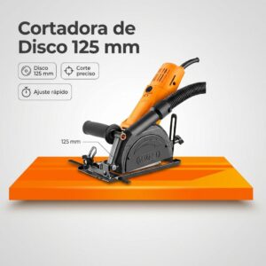 Sierra circular de disco 125 mm en color naranja y negro, sobre tabla naranja, con guía de corte ajustable y sistema de aspiración integrado.